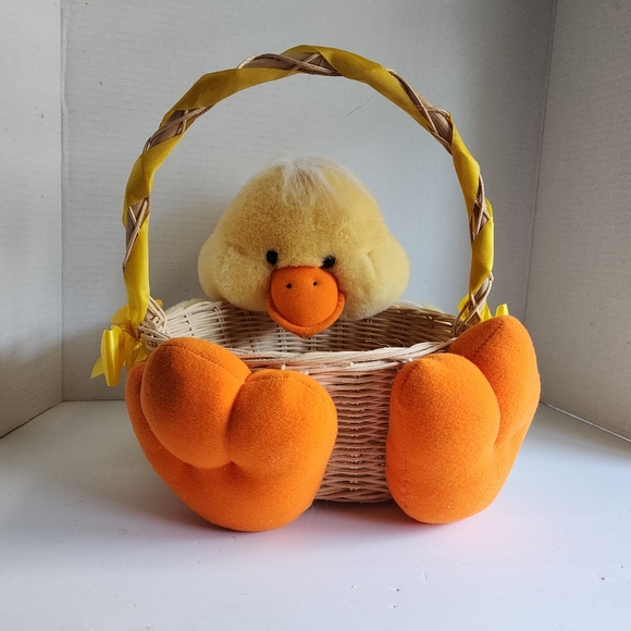 Vintage 1990s Dayton Hudson Plush Chick Wicker Easter Basket - Picture 3 of 10